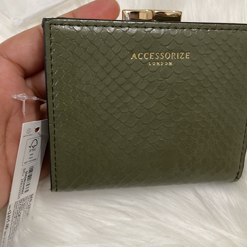 Accessorize London
Women's Faux Leather Clip
Frame Bella Wallet - olive | NWT - Picture 12 of 15